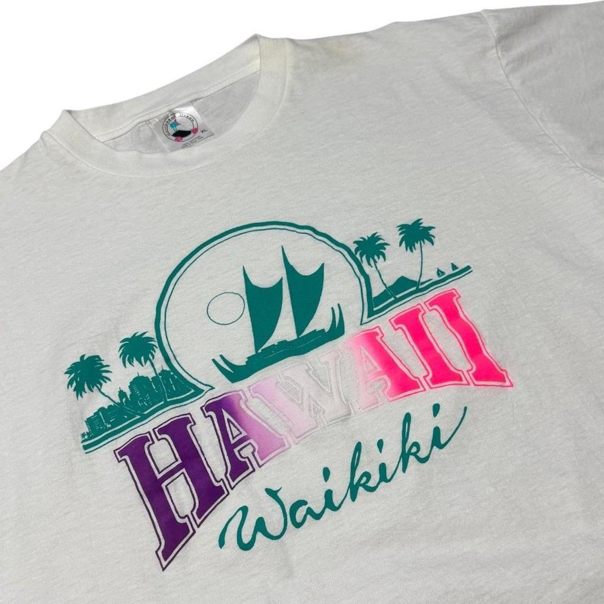 90s Caribbean Dream Hawaii Waikiki Travel Souvenir Art Graphic T-shirt