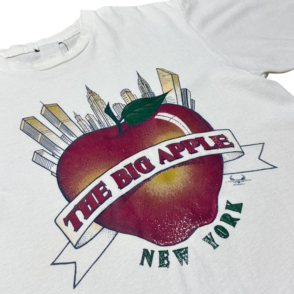 90s New York City The Big Apple NYC USA Twin Towers Skyline Art T-shirt