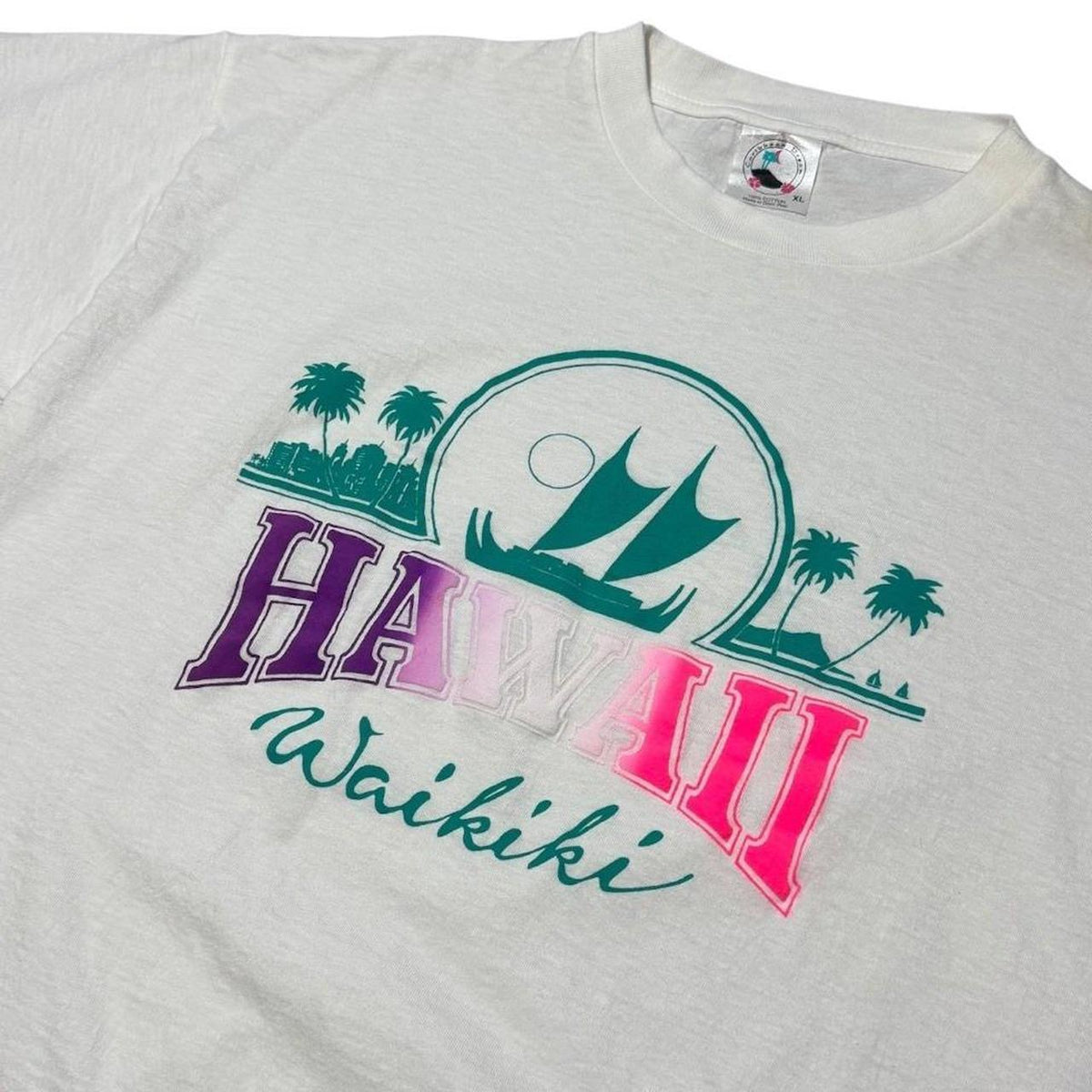 90s Caribbean Dream Hawaii Waikiki Travel Souvenir Art Graphic T-shirt